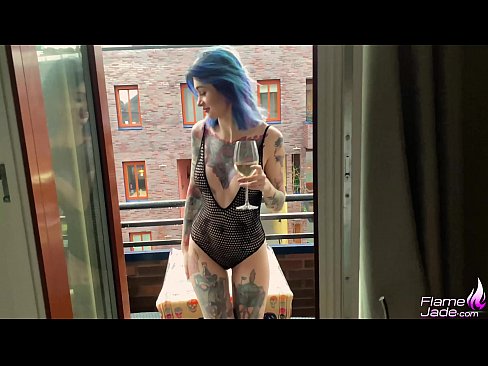 ❤️ Msichana Mkubwa Anayenyonya kwa Kugugumia na Kutombana kwa Shauku Chini ya Anga Wazi 