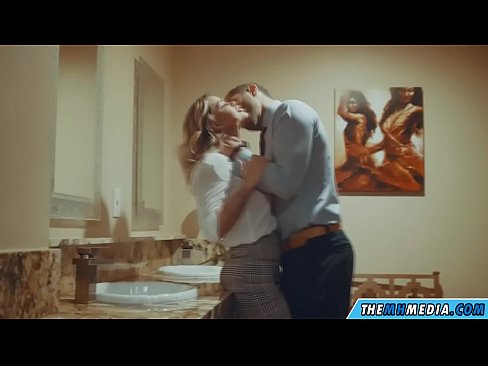 ❤️ Wakati blonde mwenye busty anakutongoza kwenye choo cha umma 